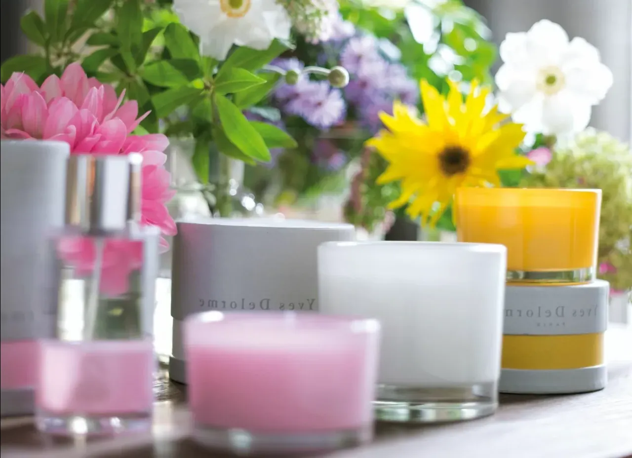 Smetti di comprare spray costosi: ecco la ricetta del profumo per tessuti fai da te che elimina gli odori